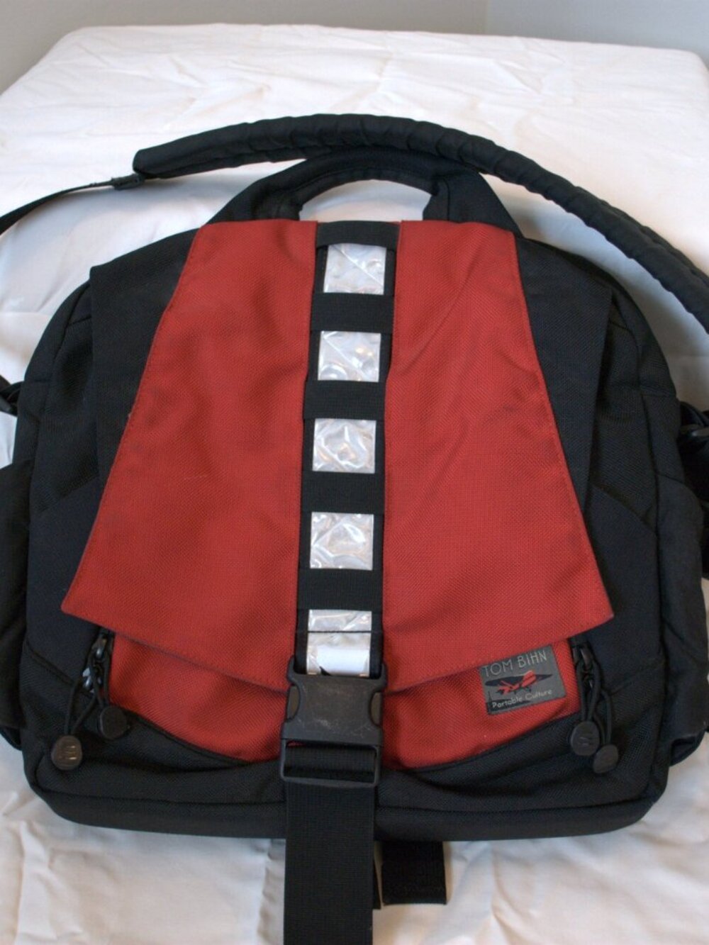 Tom Bihn Ego Messenger Bag With Crimson Brain Cell 3S
